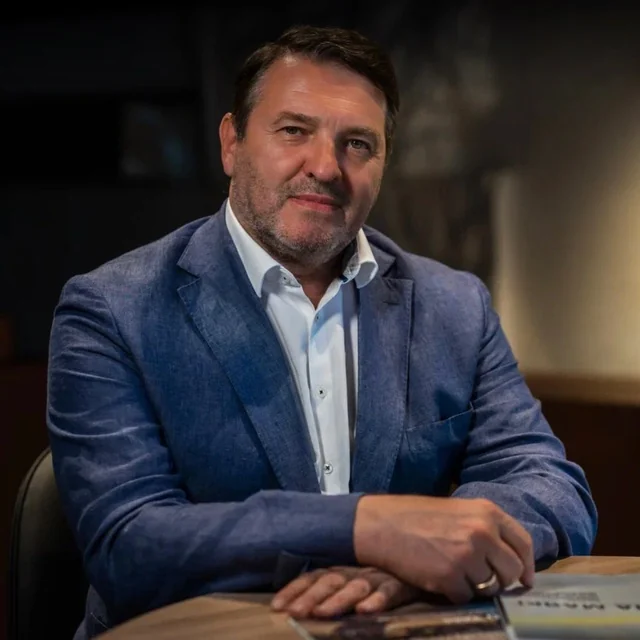 Константин Сторожев в синем пиджаке